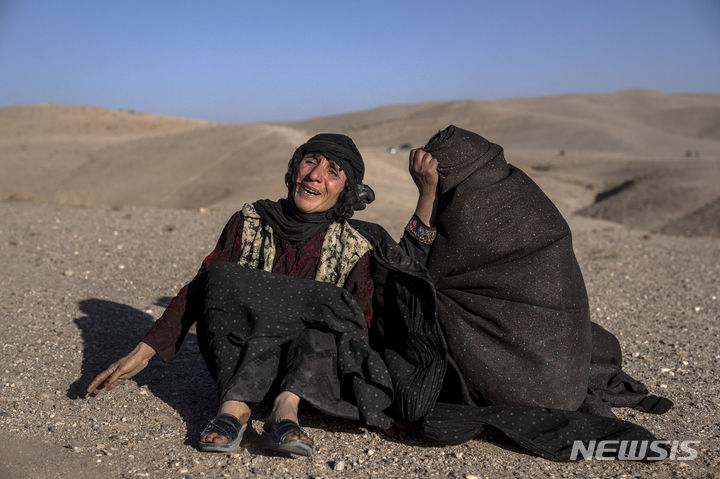 [제데흐잔=AP/뉴시스] 8일(현지시각) 아프가니스탄 헤라트주 제데흐잔 지진 피해 지역에서 아프간 여성들이 지진으로 숨진 가족을 매장하며 흐느끼고 있다. 탈레반 정부 대변인은 7일 헤라트주에 규모 6.3의 지진이 발생한 후 강한 여진이 여덟 차례 이어져 지금까지 최소 2000명이 숨졌다고 밝혔다. 2023.10.09.