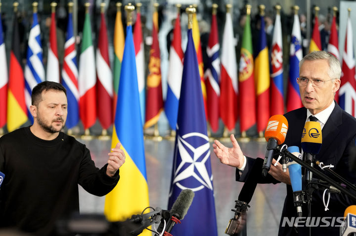 [브뤼셀=AP/뉴시스] 볼로디미르 젤렌스키(왼쪽) 우크라이나 대통령이 11일(현지시각) 벨기에 브뤼셀의 북대서양조약기구(NATO·나토) 본부에서 열리는 나토 국방장관 회의에 앞서 옌스 스톨텐베르그 나토 사무총장과 언론 브리핑을 하고 있다. 2023.10.11.