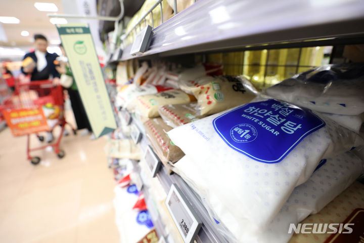 [서울=뉴시스] 김명년 기자 = 서울시내 한 대형마트에 설탕이 진열돼 있다. 2023.10.12. kmn@newsis.com