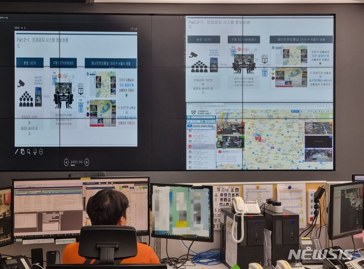 [서울=뉴시스]서울시 재난안전상황실에서 인파감지형 폐쇄회로(CC)TV를 모니터링 하고 있다.