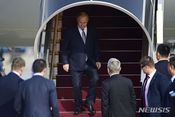[베이징=AP/뉴시스] 블라디미르 푸틴(가운데) 러시아 대통령이 17일 중국 베이징에서 열리는 제3차 일대일로 포럼에 참석하기 위해 베이징 공항에 도착해 전용기에서 내리고 있다. 2023.10.17.