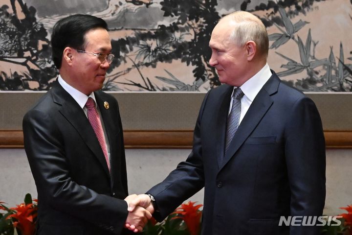 [베이징=AP/뉴시스] 중국 베이징에서 열리는 제3차 일대일로 포럼에 참석 중인 블라디미르 푸틴(오른쪽) 러시아 대통령이 17일 베이징 국가컨벤션 센터에서 보 반 트엉 베트남 주석을 만나 회담 전 악수하고 있다. 2023.10.17.