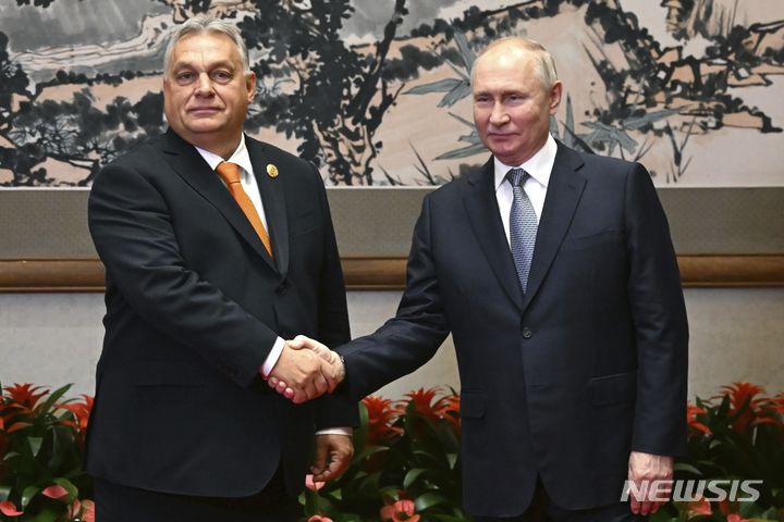 [베이징=AP/뉴시스]블라디미르 푸틴 러시아 대통령(오른쪽)과 빅토르 오르반 헝가리 총리가 17일 중국 베이징에서 열린 일대일로 포럼에 앞서 양자회담을 갖고 있다. 2023.10.17.