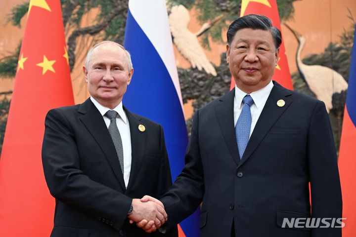 [베이징=AP/뉴시스] 블라디미르 푸틴(왼쪽) 러시아 대통령이 18일 베이징 인민대회당에서 열린 제3차 일대일로 국제협력 정상포럼에 참석해 시진핑 중국 국가주석과 별도 양자 회담에 앞서 기념 촬영을 하고 있다. 2023.10.18.