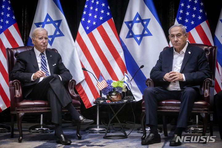 [텔아비브=AP/뉴시스]미국 백악관은 25일(현지시각) 이스라엘이 유엔 안전보장이사회(안보리)의 가자 휴전 촉구 결의안 채택에 반발해 미국 방문을 계획 중이던 대표단 일정을 취소한 것에 이해할 수 없다는 반응을 내놨다. 사진은 조 바이든(왼쪽) 미국 대통령이 지난해 10월18일 이스라엘 텔아비브에서 베냐민 네타냐후 이스라엘 총리와 회담하고 있는 모습. 2024.03.26.
