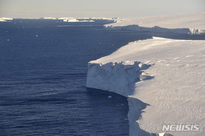 [AP/뉴시스] ‘지구 종말의 빙하’로 알려진 남극 스웨이츠 빙하가 1940년대부터 녹기 시작했다는 새로운 연구결과가 나왔다고 미 CNN이 26일(현지시간) 보도했다. 사진은 스웨이츠 빙하. 2024.02.27.
