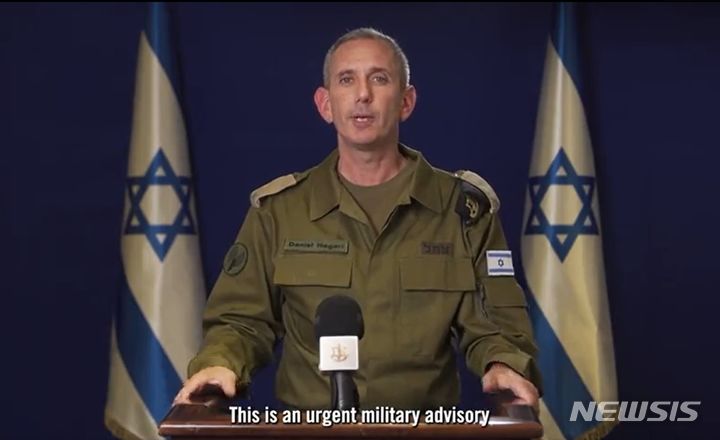 [서울=뉴시스]다니엘 하가리 이스라엘방위군(IDF) 대변인이 2023년 10월28일 가자 지구 북부 주민들의 대피 관련 긴급 메시지를 발표하고 있다. 그는 이스라엘이 14일 이스라엘을 공격한 300개 이상의 이란 공격용 드론과 미사일 가운데 99%를 요격하는데 성공했으며, 이는 전략적으로 중요한 성공이라고 말했다.(사진=IDF 엑스 갈무리) 2024.04.14.