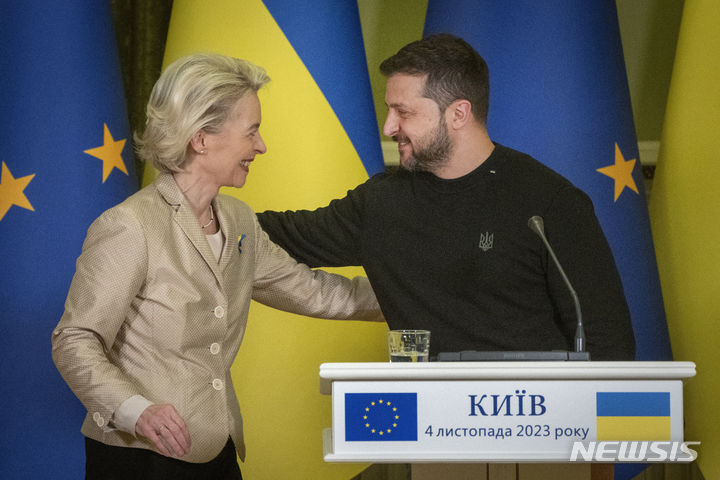 [키이우(우크라이나)=AP/뉴시스]  Le président ukrainien Volodymyr Zelensky s'est engagé à mettre en œuvre les recommandations pour aider son pays à devenir membre de l'Union européenne (UE).  La photo montre la présidente de la Commission européenne Ursula von der Leyen (à gauche) et le président Zelenskyy se saluant avant une conférence de presse tenue à Kiev, la capitale de l'Ukraine, le 4.  2023.11.14.