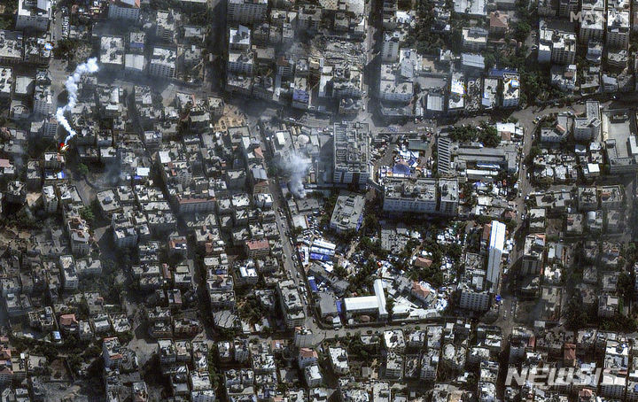 [가자시티=AP/뉴시스] 이스라엘 군이 포위 닷새 만인 15일 새벽 알시파 병원을 급습 점거했다. 사진은 가자 시티의 알시파와 그 주변의 최신 모습으로 막사르 테크놀로지스 제공의 11일 위성사진이다. 