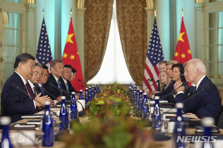 [우드사이드=AP/뉴시스] 조 바이든(오른쪽) 미국 대통령이 15일(현지시각) 캘리포니아주 샌프란시스코 인근 우드사이드의 파이롤리 에스테이트에서 시진핑 중국 국가주석과 회담하고 있다. 2023.11.16.