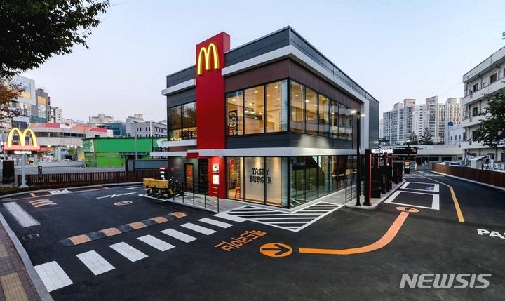 [서울=뉴시스] 맥도날드는 경북 경산시 최초 매장인 '경산정평DT점'을 17일 신규 오픈하며 고객 맞이에 나선다고 밝혔다. (사진=한국 맥도날드 제공)       