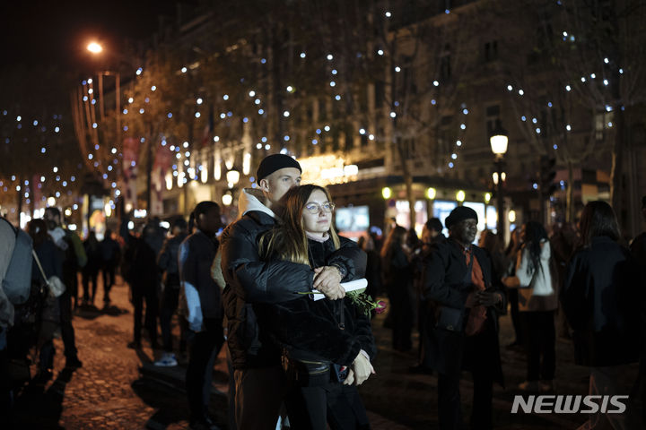 [파리=AP/뉴시스] 19일(현지시각) 프랑스 파리에서 한 커플이 크리스마스 시즌 샹젤리제 거리 점등식을 보고 있다. 2023.11.20.