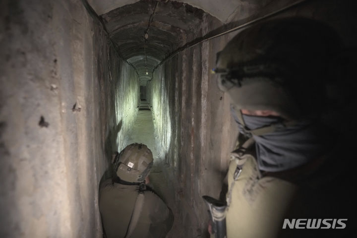 [가자시티=AP/뉴시스] 이스라엘 군인들이 22일(현지시각) 가자지구 가자시티의 알 시파 병원 지하에서 발견된 터널을 언론에 공개하고 있다. 이스라엘군은 하마스가 이 병원 지하에 터널을 만들어 무기 보관과 테러용으로 사용했다고 강조했다. 2023.11.23.