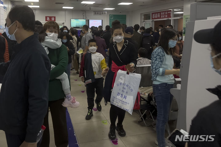 [베이징=AP/뉴시스] 지난 10월30일 베이징의 한 어린이 병원의 붐비는 입원실에서 차례를 기다리는 아이들과 부모들. 2023.11.28