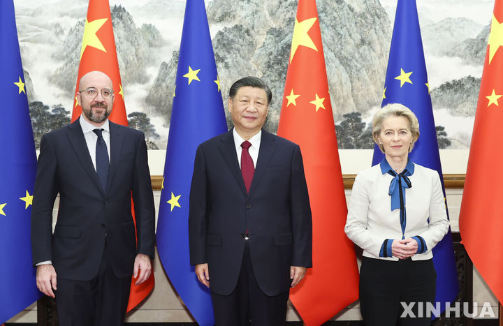 [베이징=신화/뉴시스] 시진핑(가운데) 중국 국가주석이 7일 중국 베이징의 댜오위타이 국빈관에서 제24차 중·EU 정상회의 참석차 중국을 방문한 우르줄라 폰데어라이엔(오른쪽) 유럽연합(EU) 집행위원장, 샤를 미셸 EU 정상회의 상임의장과 회담에 앞서 기념 촬영을 하고 있다. 2023.12.07.