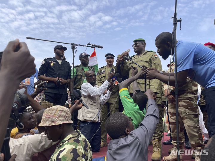 [니아메(니제르)=AP/뉴시스] 아프리카 니제르에서 대통령을 축출하고 쿠데타를 일으킨 모하메드 툼바 장군이 지난해 8월6일 수도 니아메에서 연설하고 있다. 2024.03.17. 