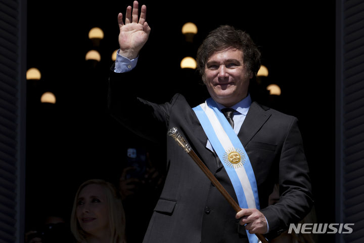 [부에노스아이레스=AP/뉴시스] 하비에르 밀레이 아르헨티나 신임 대통령이 10일(현지시간) 부에노스아이레스 정부청사 '카사 로사다'에서 지지자들을 향해 손을 흔들고 있다. 2023.12.11.