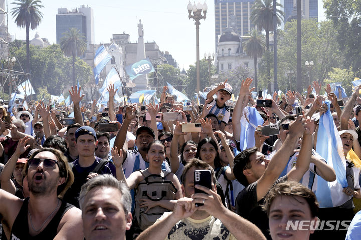 [부에노스아이레스=AP/뉴시스] 하비에르 밀레이 아르헨티나 신임 대통령 지지자들이 10일(현지시간) 부에노스아이레스 정부청사 앞에서 환호하고 있다. 2023.12.11.