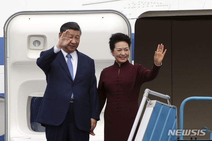 [하노이=AP/뉴시스] ﻿﻿시진핑 중국 국가주석이 5~10일 엿새 동안의 유럽 3개국 국빈 방문을 위해 5일 출국했다. 사진은 지난해 12월12일 시 주석과 부인 펑리위안 여사가 베트남 하노이의 노이바이 국제공항에 도착해 손을 흔드는 모습. 2024.05.05