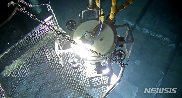 [부산=뉴시스] 원자로 내 수조에 투입되고 있는 수중 점검로봇. (사진=영풍산업 제공)