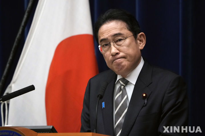 [도쿄=신화/뉴시스]기시다 후미오 일본 총리가 지난해 12월13일 일본 도쿄에서 기자회견을 하고 있다. 2024.03.06.