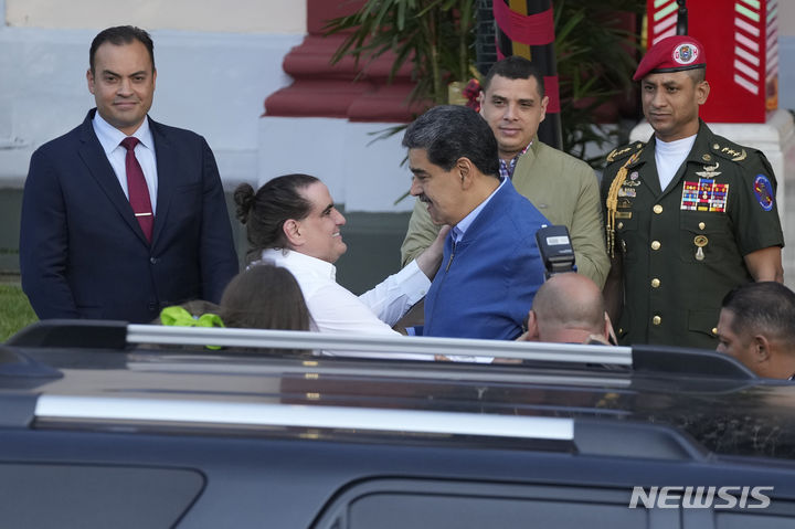 [AP/뉴시스] 베네수엘라의 니콜라 마두로 대통령이 20일 미국 감옥서 맞교환 석방된 '수금원' 최측근 알렉스 사브를 환영하고 있다 