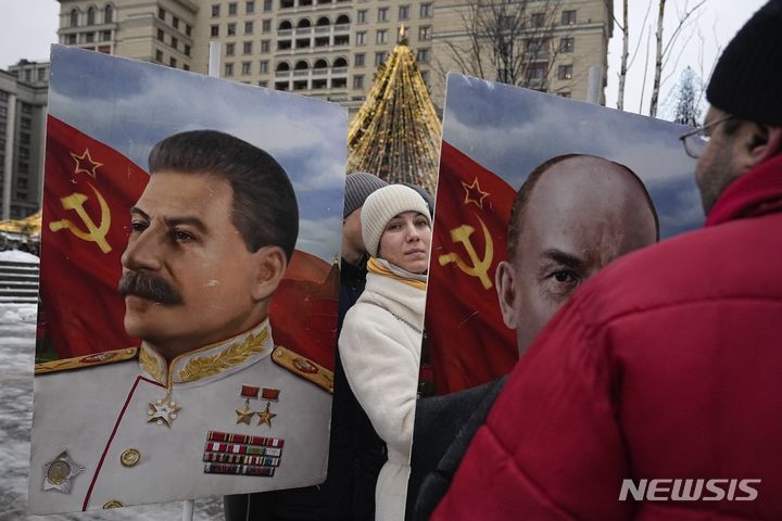 [모스크바=AP/뉴시스]조지프 스탈린은 31년간 집권해 사회주의 혁명 이후 최장기 집권자다. 공산당 지지자들이 2023년 12월 21일 모스크바에서 스탈린과 레닌의 사진과 함께 신년 및 크리스마스 축제를 즐기고 있다. 러시아에서 공산당은 소수 정당이다. 2024.05.07