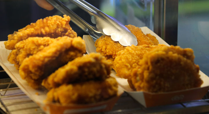 [서울=뉴시스] 한 치킨집 점주가 손님 6명이 치킨을 한 마리만 주문한 채 가게에서 2시간 넘게 수다를 떤다며 고민을 전했다. *재판매 및 DB 금지