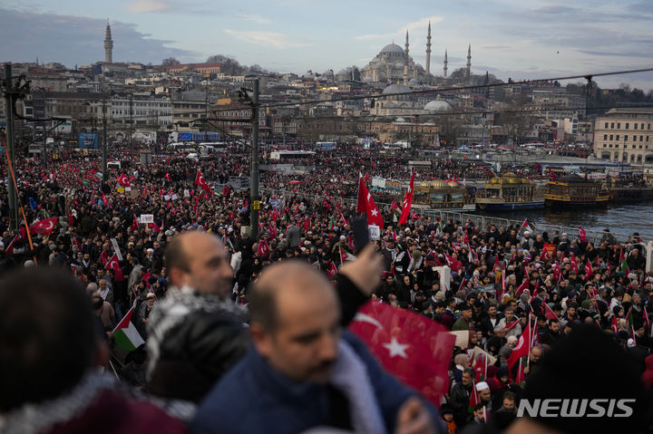 [이스탄불=AP/뉴시스] 1월 1일 튀르키예 이스탄불에서 팔레스타인 연대 집회가 열리고 있다. 새해 첫날 이스라엘의 전쟁에 반대하는 대규모 군중이 이스탄불에 모였다. 2024.04.10.