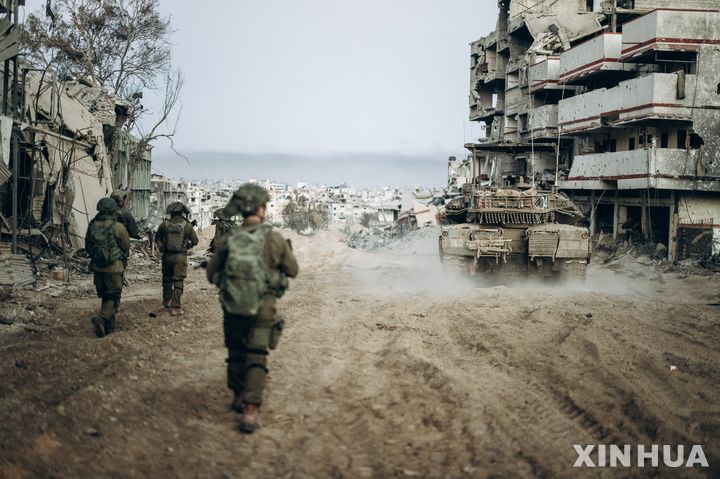 [가자지구=신화/뉴시스] 이스라엘 방위군(IDF)이 지난 1월1일(현지시각) 공개한 사진으로, 이스라엘 군인들이 가자지구에서 작전을 수행하고 있다. 2024.04.19.
