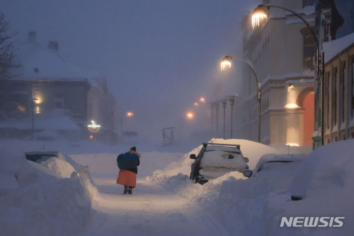 [크리스티안산드(노르웨이)=AP/뉴시스]노르웨이 크리스티안산드에서 3일 사람들이 눈보라를 뚫고 길을 가고 있는 모습. 북유럽 지역의 기온이 이틀 연속 영하 40도 아래로 떨어졌으며, 한파가 몰아친 스웨덴에서는 25년 만에 1월 최저 기온 기록이 새로 세워졌다. 2024.01.03.