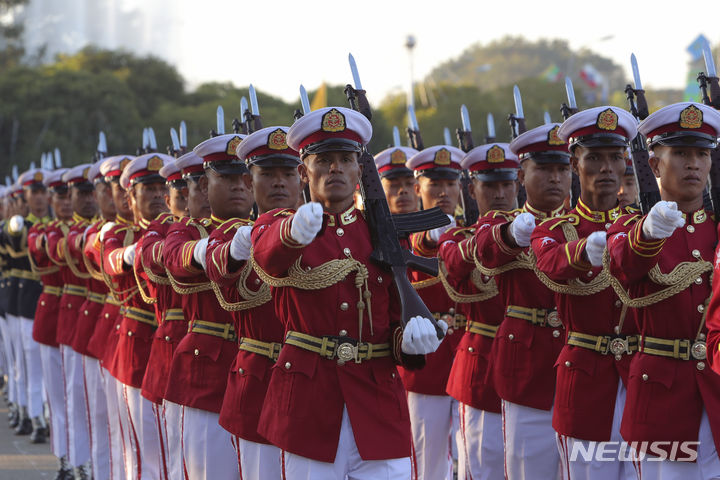 [네피도=AP/뉴시스] 4일(현지시각) 미얀마 수도 네피도에서 제76주년 독립기념 행사가 열려 미얀마 의장대가 행진하고 있다. 미얀마는 1948년 1월 4일 영국으로부터 독립했다. 2024.01.04