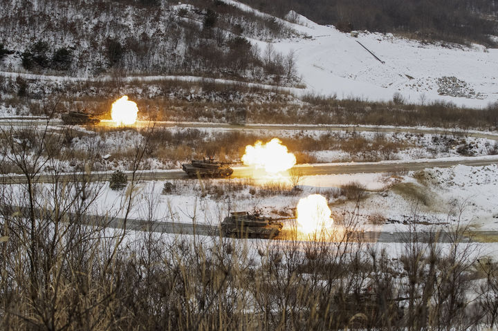 [서울=뉴시스]지난 4일 수기사 K1A2전차가 전차포 사격을 실시하고 있다. (사진=육군 제공) 2024,01.04. photo@newsis.com *재판매 및 DB 금지