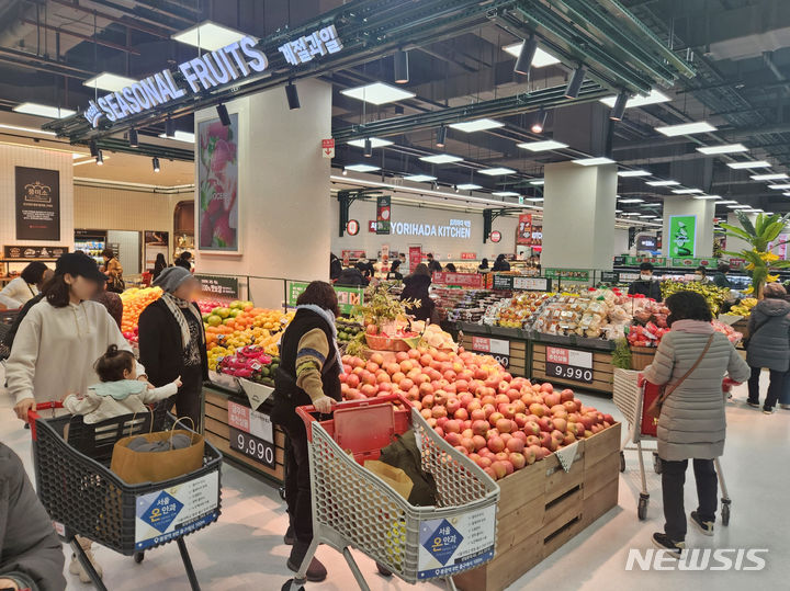 [위클리 쇼핑] Les grands magasins sont en pleine période de soldes du Nouvel An…  Fisheries Daejeon reçoit également « l’attention » :: Sympathetic Media Newsis News Agency ::