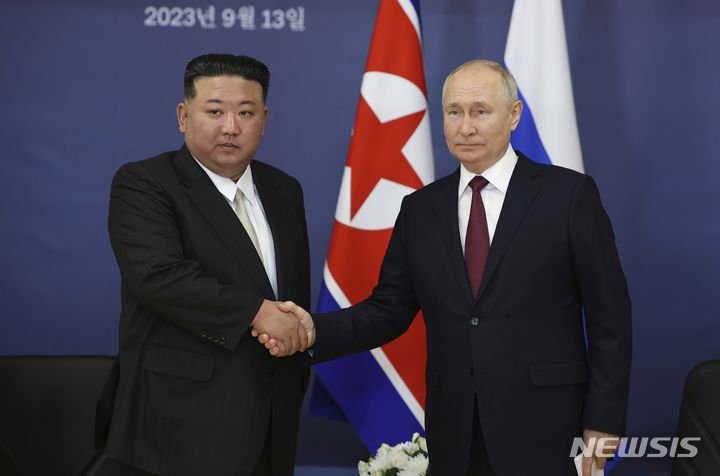 [보스토치니 우주기지(러시아)=AP/뉴시스]사진은 김정은 북한 국무위원장(왼쪽)이 지난해 9월13일 러시아 동부 아무르 지역의 보스토치니 우주기지에서 블라디미르 푸틴 러시아 대통령과 만나 악수하고 있는 모습. 2024.02.12.
