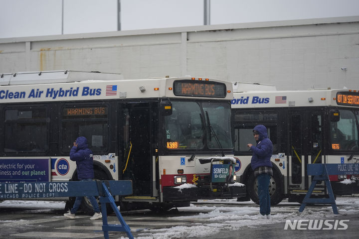 [시카고= AP/뉴시스]차미례 기자 =시카고시 당국이 혹한에 대비해 노숙인 ·이민자 구호용으로 마련한 난방 버스들. 