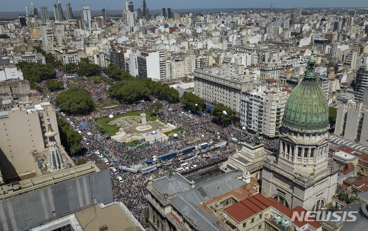 [부에노스아이레스=AP/뉴시스] 지난 24일(현지시간) 아르헨티나 부에노스아이레스에서 경제 노동 개혁에 반대하는 파업 참가자들이 의회 앞에서 시위를 벌이고 있다. 2024.01.29.