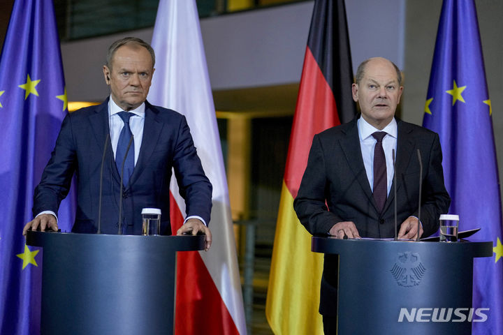 [베를린=AP/뉴시스] 올라프 숄츠(오른쪽) 독일 총리와 도날트 투스크 폴란드 총리가 12일(현지시간) 독일 베를린에서 정상회담 후 공동 기자회견을 하고 있다. 2024.02.13.