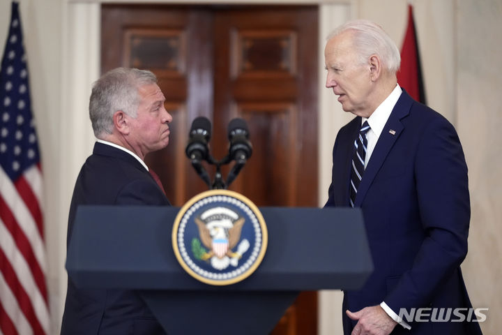 [워싱턴=AP/뉴시스] 조 바이든(오른쪽) 미국 대통령이 지난 2월12일(현지시각) 백악관에서 압둘라 2세 요르단 국왕과 공동 기자회견하면서 악수하고 있다. 2024.05.07.