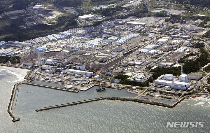 [후쿠시마=AP/뉴시스]중일 외교당국은 국장급 협의를 가지고 일본 후쿠시마(福島) 제1 원자력발전소 오염수 해양 방류에 대해 논의했다. 사진은 지난해 8월24일 일본 후쿠시마에 있는 후쿠시마 제1원자력발전소 모습. 2024.03.21.