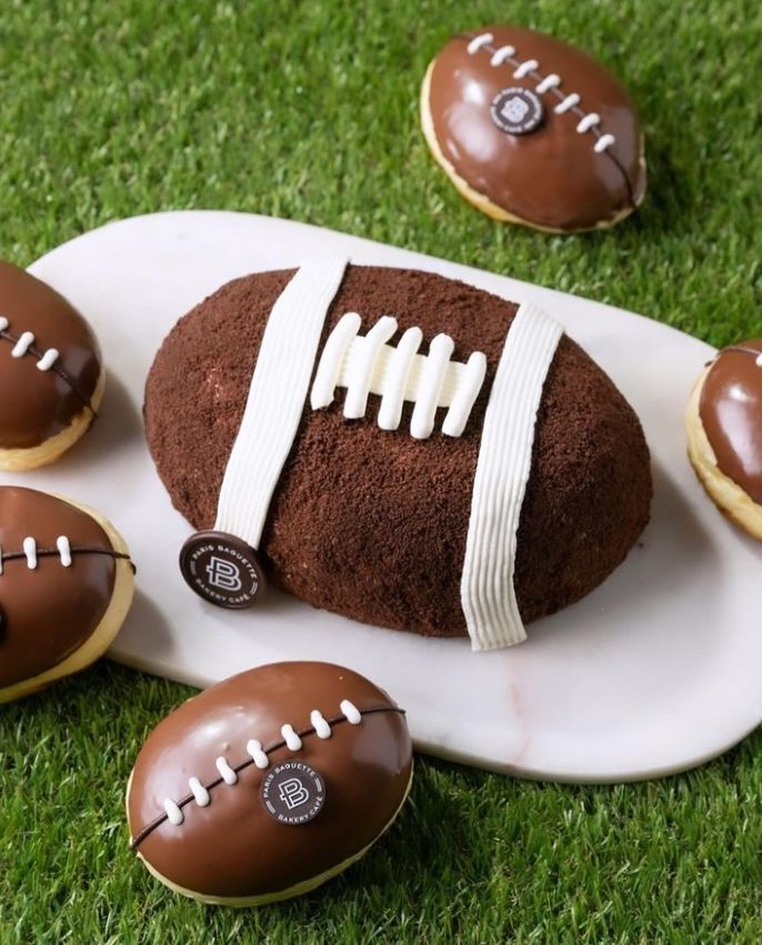 SPC 파리바게뜨가 미국에서 공개한 미식축구공 도넛과 케이크. (사진=파리바게뜨 제공) *재판매 및 DB 금지