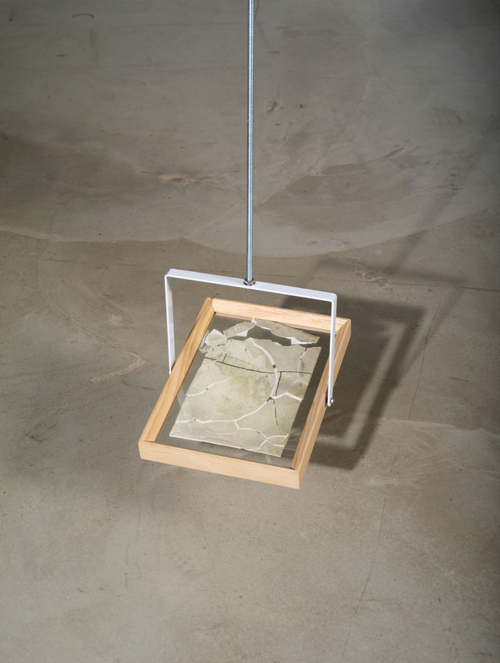 민성홍, In and Out, 2023,Porcelain, wooden frame, metal, 25.5 x 34 x 4(D) cm *재판매 및 DB 금지