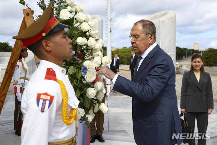 [아바나=AP/뉴시스] 러시아 외무부가 제공한 사진에 세르게이 라브로프 러시아 외무장관이 19일(현지시각) 쿠바 아바나에서 쿠바 독립운동의 아버지 호세 마르티의 기념비에 헌화하고 있다. 라브로프 장관은 20일에는 베네수엘라를 방문, 마두로 지지를 확인하면서 미 제재 대상국들간의 철통같은 유대를 과시했다. 2024.02.21.