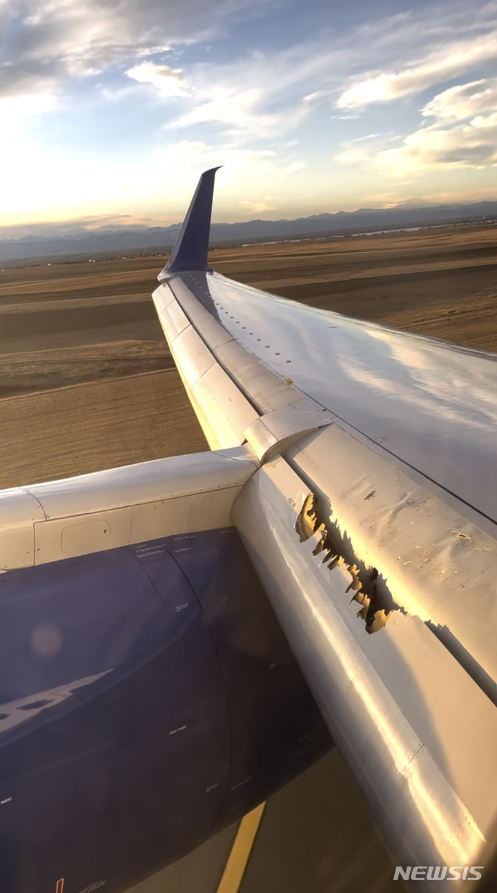 [덴버=AP/뉴시스] 지난 2월19일 미 캘리포니아주 샌프란시스코에서 매사추세츠주 보스턴으로 향하던 유나이티드 항공기 여객기 날개 일부가 파손돼 있다. 승객 165명을 태운 이 보잉 757-200 항공기의는 날개 손상이 발견돼 덴버에 비상 착륙했으며 승객들은 이후 다른 비행기를 타고 보스턴으로 향해야 했다. 2024.04. 17. 