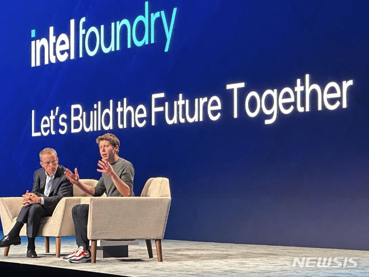 [새너제이=AP/뉴시스]샘 올트먼 오픈AI CEO가 21일(현지시간) 미국 캘리포니아주 새너제이 맥에너리 컨벤션센터에서 열린 '인텔 파운드리 서비스(IFS) 다이렉트 커넥트' 행사에 참석해 팻 겔싱어 인텔 CEO와 대담하고 있다. 