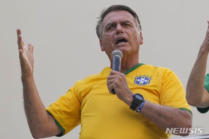 [상파울루=AP/뉴시스] '브라질의 트럼프' 자이르 보우소나루 전 브라질 대통령이 지난달 25일(현지시각) 상파울루에서 열린 집회에 참석해 지지자들에게 연설하고 있다. 2024.03.26. 