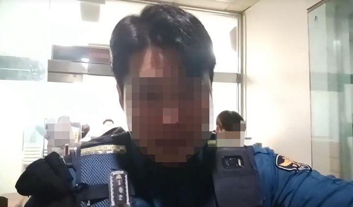 [서울=뉴시스] 한 외국인이 서울의 한 지구대에서 경찰관과 실랑이를 하는 모습을 무단으로 촬영해 소셜미디어에 올려 공분을 사고 있다.(사진=틱톡 'lifestarts42' 캡쳐) *재판매 및 DB 금지