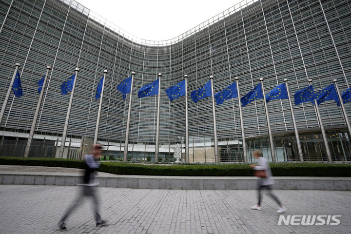 [브뤼셀(벨기에)=AP/뉴시스]2023년 9월20일 유럽연합(EU) 깃발들이 바람에 휘날리고 있는 브뤼셀의 EU 본부 앞을 보행자들이 지나가고 있다. 2024.02.29. photo@newsis.com