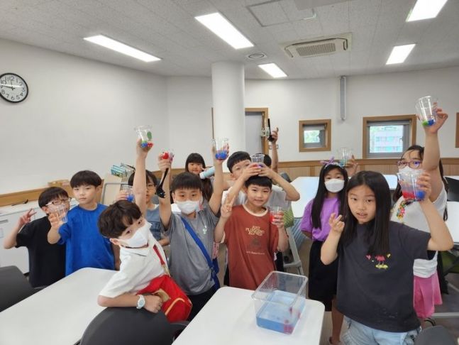 [서울=뉴시스] BBC가 28일(현지시간) 한국 저출산 문제를 집중 조명했다. 사진은 대구의 초등학교 학생들. (사진=행복북구문화재단) 2024.02.29. *재판매 및 DB 금지