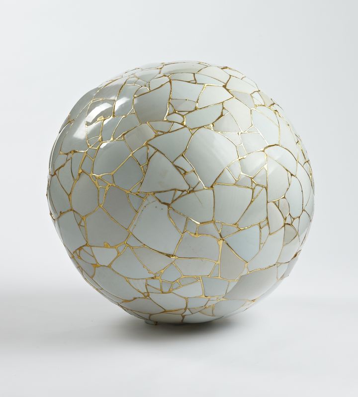 Yeesookyung, Translated Vase_2011 TVW The Moon 1, 20111, Ceramic shards, epoxy, 24K gold leaf, 64 × 63 × 63 cm *재판매 및 DB 금지